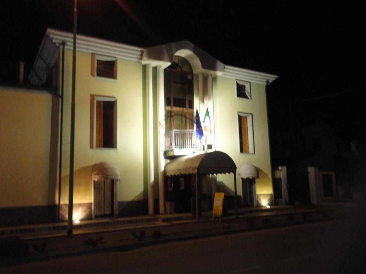 Hotel Ristorante Regina Mozzanica Luaran gambar